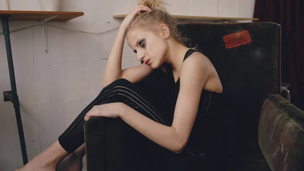 Giovane attrice adolescente con trucco sbavato piangendo dopo la perdita film casting si siede in sedia in studio al chiuso — Foto Stock