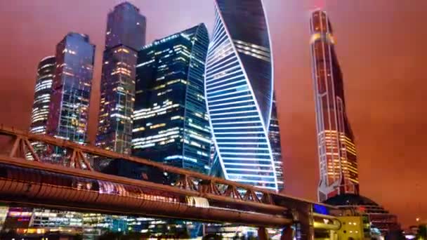 Kicsinyítés Timelapse hyperlapse Moszkva nemzetközi üzleti kerületben éjjel — Stock videók