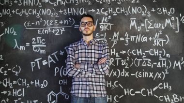 Kimya ve Matematiksel denklemler duvar oda iç poz genç bilim adamı