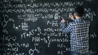 Genç bilim adamı adam yazmak takoz kimya ve Matematiksel denklemler duvar oda iç