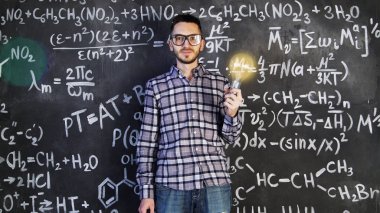 Kimya ve Matematiksel denklemler duvar oda iç poz genç bilim adamı