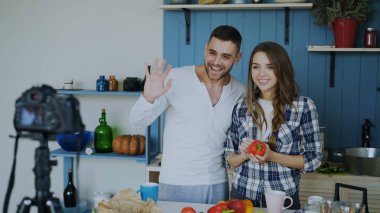 Dslr fotoğraf makinesi evde mutfakta yemek hakkında video Gıda blog kayıt çekici çift