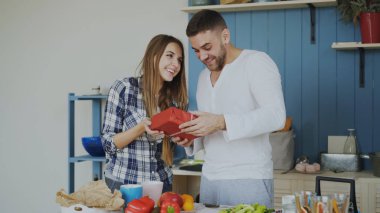 Neşeli kadın doğum günü hediyesi evde o yemek Kahvaltı yaparken mutfakta ile onun boylfriend şaşırtıcı