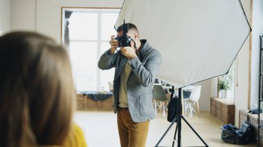 Profesyonel fotoğrafçı çekim modelinin dijital kamera fotoğraf studio çalışma