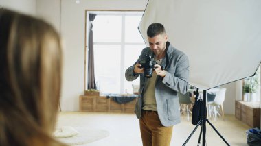 Profesyonel fotoğrafçı çekim modelinin dijital kamera fotoğraf studio çalışma