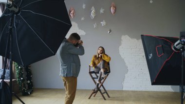 Profesyonel fotoğrafçı adam alarak fotoğraf Studio dijital fotoğraf makinesi ile güzel model kızın