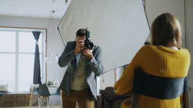 Profesyonel fotoğrafçı çekim modelinin dijital kamera fotoğraf studio çalışma
