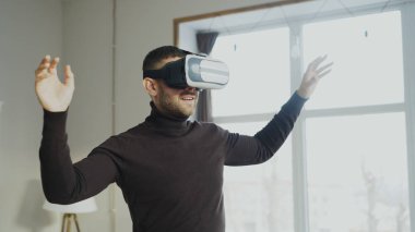 360 video oyun evde oynarken sanal gerçeklik kulaklık ile heyecanlı adam