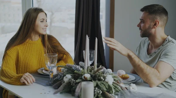 Young couple eat dessert after lunch and talking in cafe indoors — Stock Photo, Image