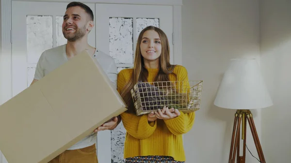 Lyckligt par gärna in i deras nya hem vid första gången — Stockfoto