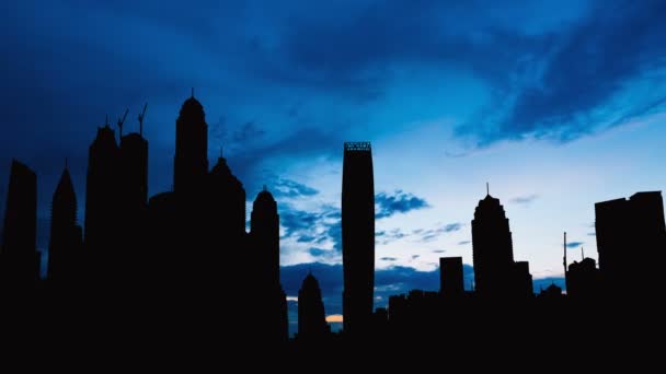 Timelapse van Dubai marina stadsgezicht silhouet op zonsondergang in Verenigde Arabische Emiraten — Stockvideo