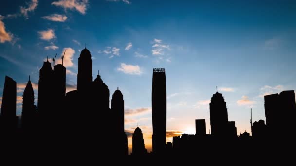 Timelapse de Dubai marina silueta de paisaje urbano en la puesta de sol en los Emiratos Árabes Unidos — Vídeo de stock