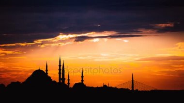Gün batımında ünlü Süleymaniye Camii ile Istanbul cityscape görünümünü Timelapse