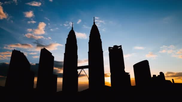 Timelapse van Kuala Lumpur stadsgezicht silhouet op zonsondergang in Maleisië — Stockvideo