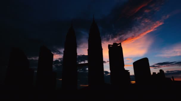 Timelapse z Kuala Lumpur panoráma silueta na západ slunce v Malajsii — Stock video