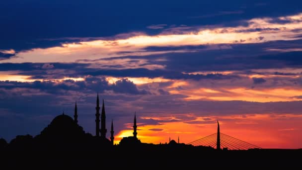 Vista del paisaje urbano de Estambul con la famosa mezquita Suleymaniye al atardecer — Vídeo de stock