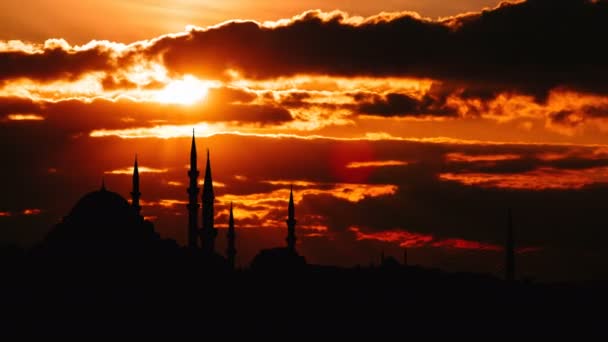 Timelapse uitzicht op Istanbul stadsgezicht met beroemde Suleymaniye moskee bij zonsondergang — Stockvideo