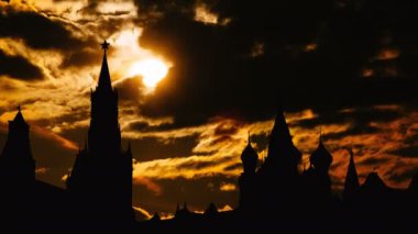 Muhteşem günbatımı Timelapse Moskova tarihi merkezindeki Kızıl Meydan ve Kremlin siluet kule