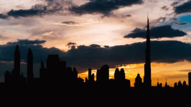 Sunset'teki UAE Dubai Timelapse cityscape siluet