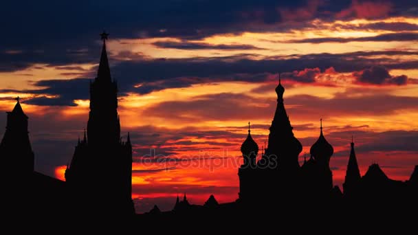 Timelapse πανέμορφο ηλιοβασίλεμα στο ιστορικό κέντρο: Μόσχα Κόκκινη πλατεία και το Κρεμλίνο σιλουέτα του Πύργου — Αρχείο Βίντεο