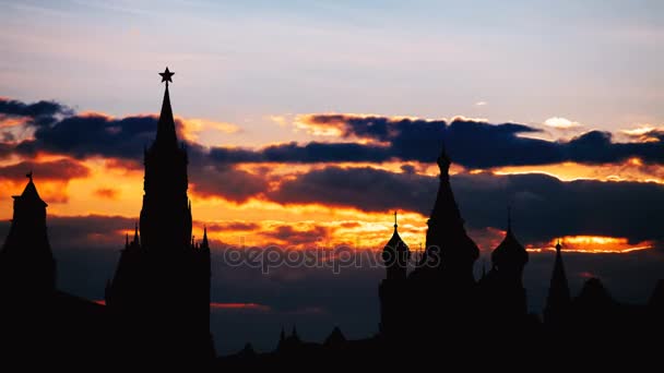 Timelapse de hermosa puesta de sol en el centro histórico de Moscú Plaza Roja y la silueta de la torre del Kremlin — Vídeo de stock