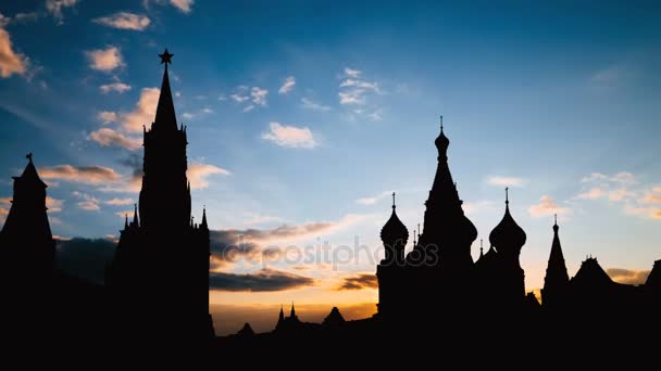 Хронология великолепного заката на Красной площади в историческом центре Москвы и силуэт Кремлевской башни — стоковое видео