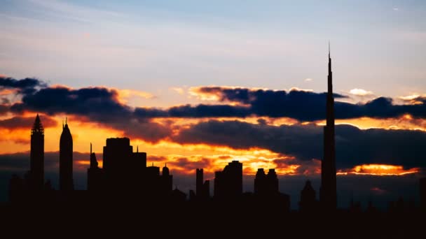 Timelapse de Dubai silueta de paisaje urbano en la puesta de sol en los Emiratos Árabes Unidos — Vídeos de Stock
