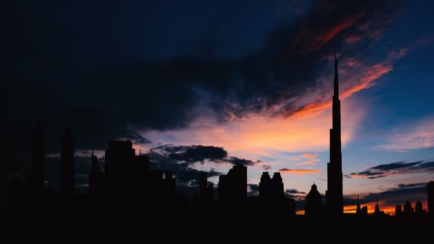 Timelapse de Dubai silueta de paisaje urbano en la puesta de sol en los Emiratos Árabes Unidos — Vídeo de stock