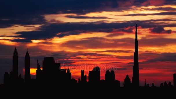 Timelapse van Dubai stadsgezicht silhouet op zonsondergang in Verenigde Arabische Emiraten — Stockvideo