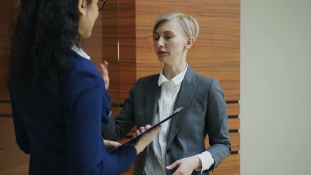 Twee vrouwelijke ondernemers collega's praten in moderne kantoren — Stockvideo