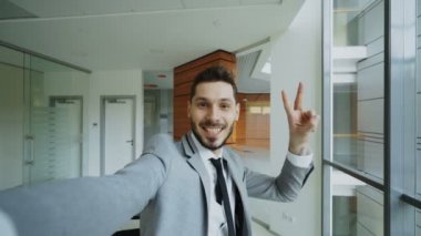 POV genç işadamı selfie fotoğraf çekme uygun ve modern ofiste iyi eğlenceler