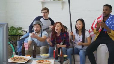 Kış Olimpiyat Oyunları birlikte tezahürat favori takım evde TV izlerken ABD ulusal bayrakları ile arkadaş spor hayranları çok etnik grup