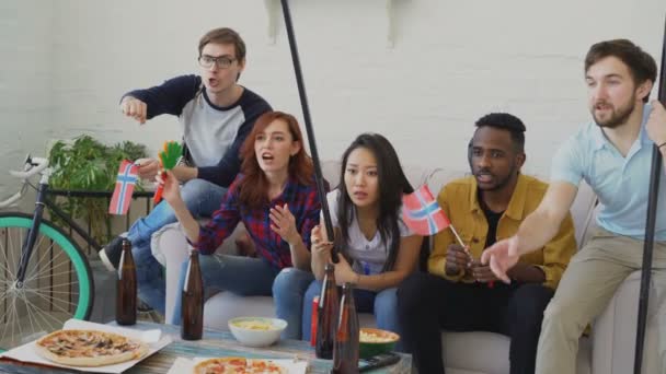 Változatos csoportját meg sport rajongók a norvég nemzeti zászlók, nézi a téli sportok játékok a TV-ben együtt ujjongott fel kedvenc csapat otthon — Stock videók