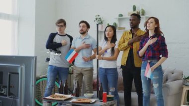 Dinleme ve birlikte evde Spor şampiyonluk TV izlemeden önce Hollanda milli marşı şarkı arkadaşlar çok etnik grup