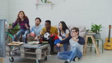 Mutlu arkadaş grubu Spor şampiyonluk kazanan favori takımın hakkında mutlu ve birlikte evde TV izlerken Fransız bayrakları