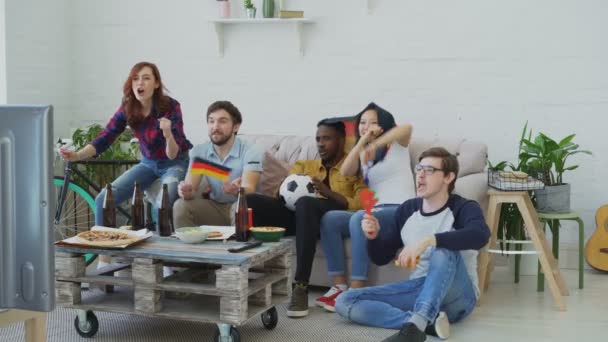 Amigos felizes com bandeiras alemãs assistindo campeonato esportivo na TV juntos em casa e felizes com a vitória da equipe favorita — Vídeo de Stock