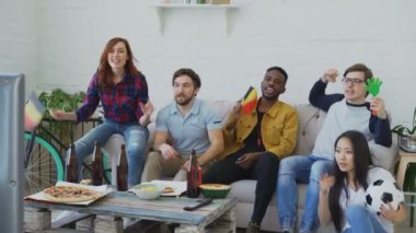 Mutlu arkadaş grubu Spor şampiyonluk kazanan favori takımın hakkında mutlu ve birlikte evde TV izlerken Alman bayrakları