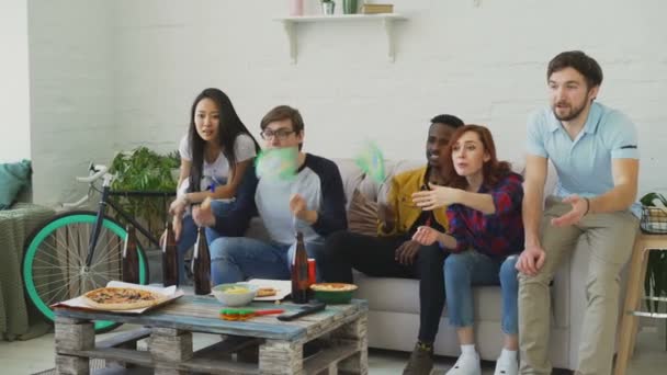 Mutlu arkadaş grubu Spor şampiyonluk kazanan favori takımın hakkında mutlu ve birlikte evde TV izlerken Brezilyalı bayrakları — Stok video