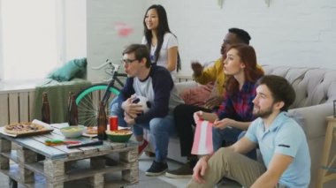 Mutlu arkadaş grubu Spor şampiyonluk kazanan favori takımın hakkında mutlu ve birlikte evde TV izlerken Avusturya bayrağı