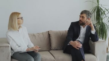 Üzgün işadamı kadın psikolog ile onun sorunları hakkında konuşmak