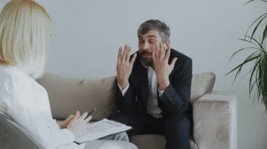 Kızgın işadamı kadın psikolog ofisinde onun sorunları hakkında konuşmak