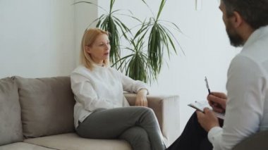 Yetişkin kadın erkek psikanalist ofisinde aile onun sorunları hakkında söz üzgün
