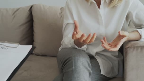 Primer plano de la mujer nerviosamente haciendo gestos y moviendo las manos mientras habla con el psicoanalista masculino en el cargo — Vídeos de Stock