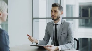 Genç kadın takım elbise ile röportaj iş olan ve modern ofis uygulamada devam ilgilendiğin İK erkek Yöneticisi