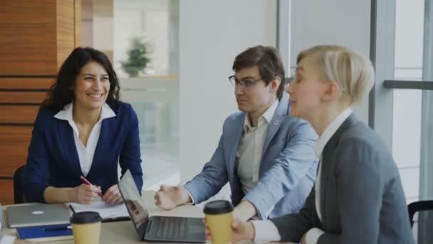 Equipo de negocios charlando mientras está sentado en la oficina moderna en el interior durante el descanso de café — Vídeos de Stock