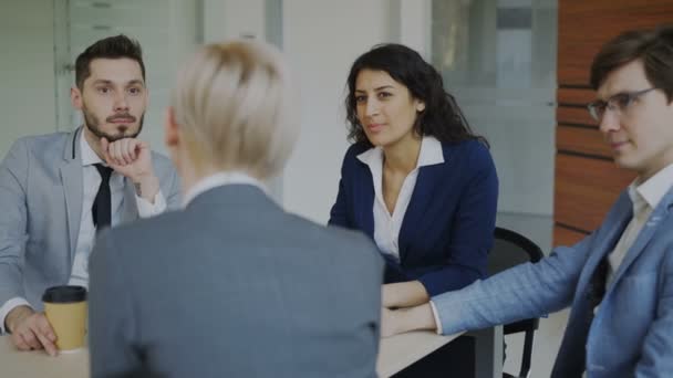 Business team chatten zittend in moderne kantoor binnen tijdens de koffiepauze — Stockvideo