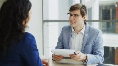 İK erkek Yöneticisi iş modern ofiste röportaj yaptıktan sonra kadın aday el sallayarak