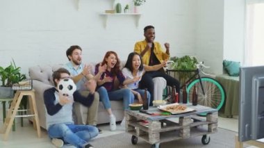 Tv ve evde kanepede otururken favori takım zafer zevk izlerken maç futbol fanlar