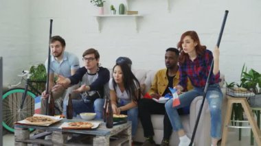 Spor şampiyonluk birlikte tezahürat favori takım evde TV izlerken Fransız ulusal bayrakları ile genç arkadaşlar spor hayranları grup