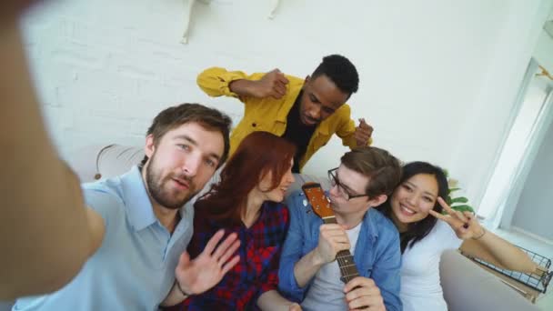 POV de jovem com amigos tirando foto selfie na câmera do smartphone e se divertir em casa dentro de casa — Vídeo de Stock